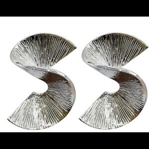 Structured silver earrings